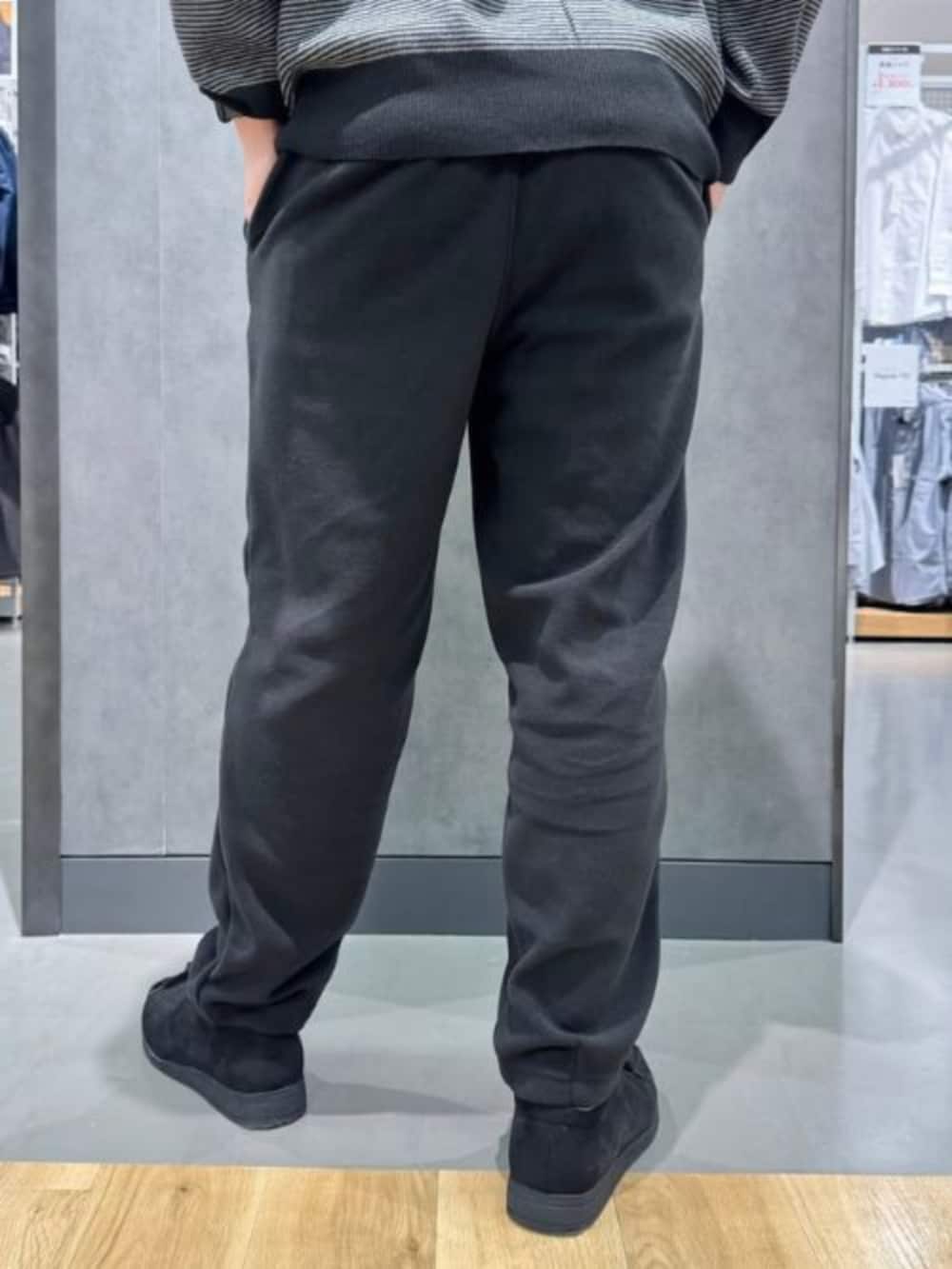 ブラック系のその他パンツ、グレー系のニット/セーターを着用したメンズの冬コーディネートの3枚目の写真