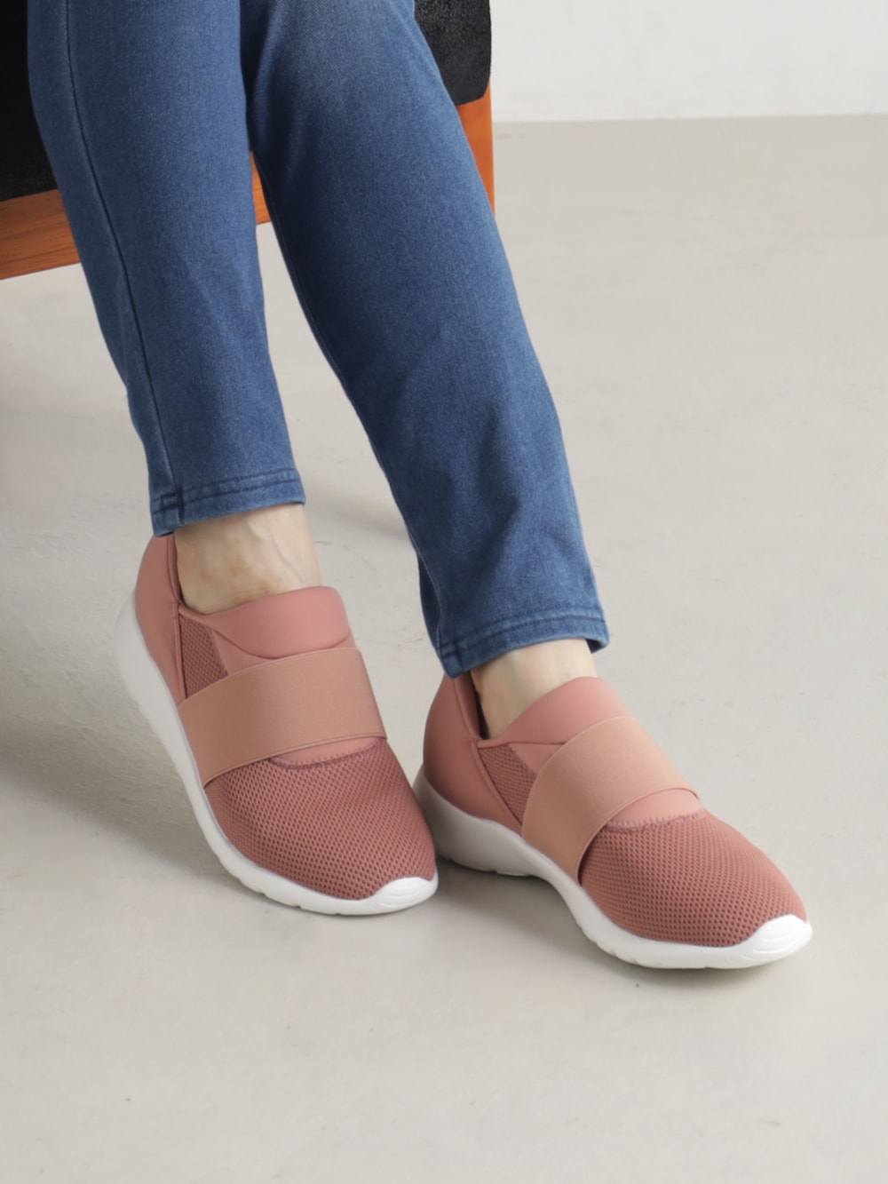 ブルー系のカーディガン/ボレロ、ピンク系のスニーカーを着用したレディースの春コーディネートの2枚目の写真