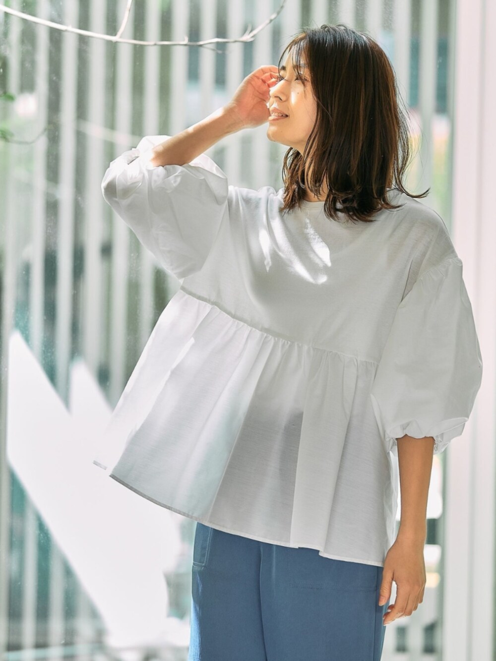 ホワイト系のTシャツ/カットソーを着用したレディースの夏コーディネートの2枚目の写真