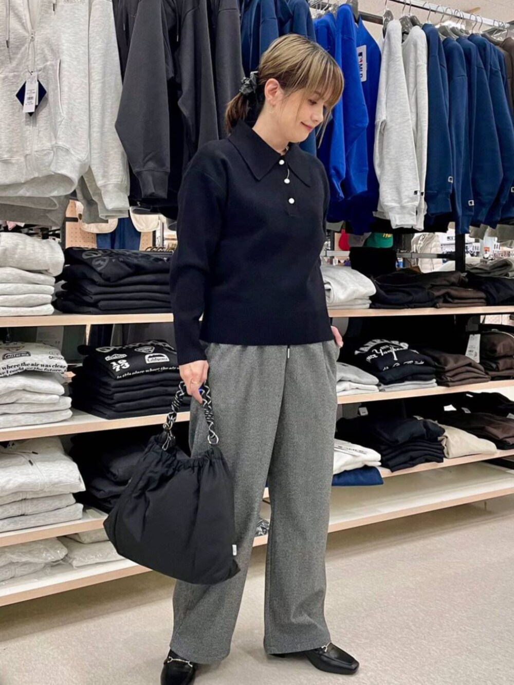 ブラック系のトップスを着用したレディースの春コーディネートの2枚目の写真