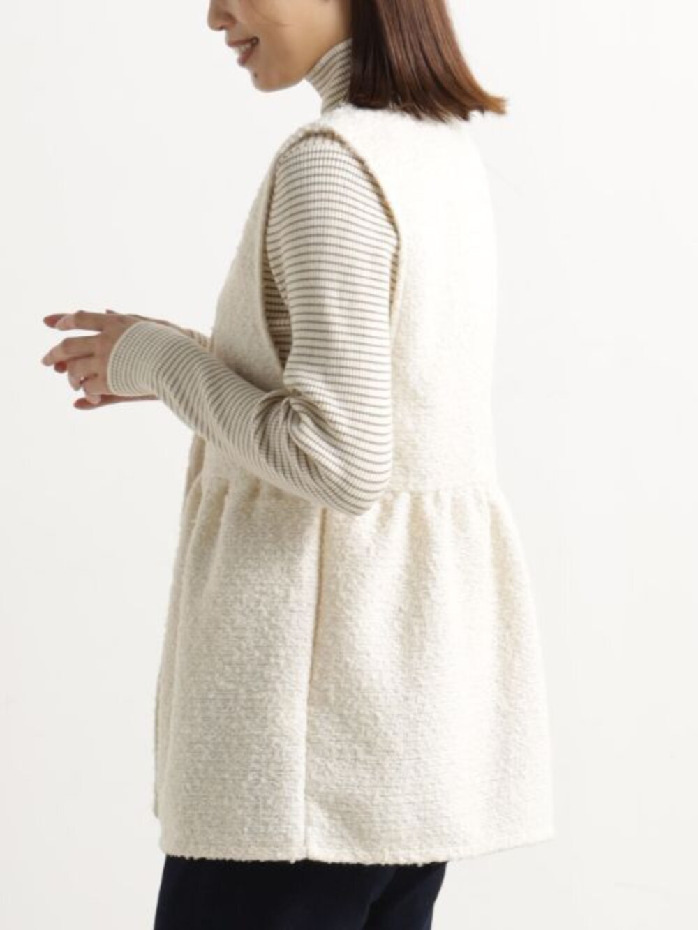 ベージュ系のベスト、ブラウン系のニット/セーター、ブルー系のその他パンツを着用したレディースの冬コーディネートの3枚目の写真