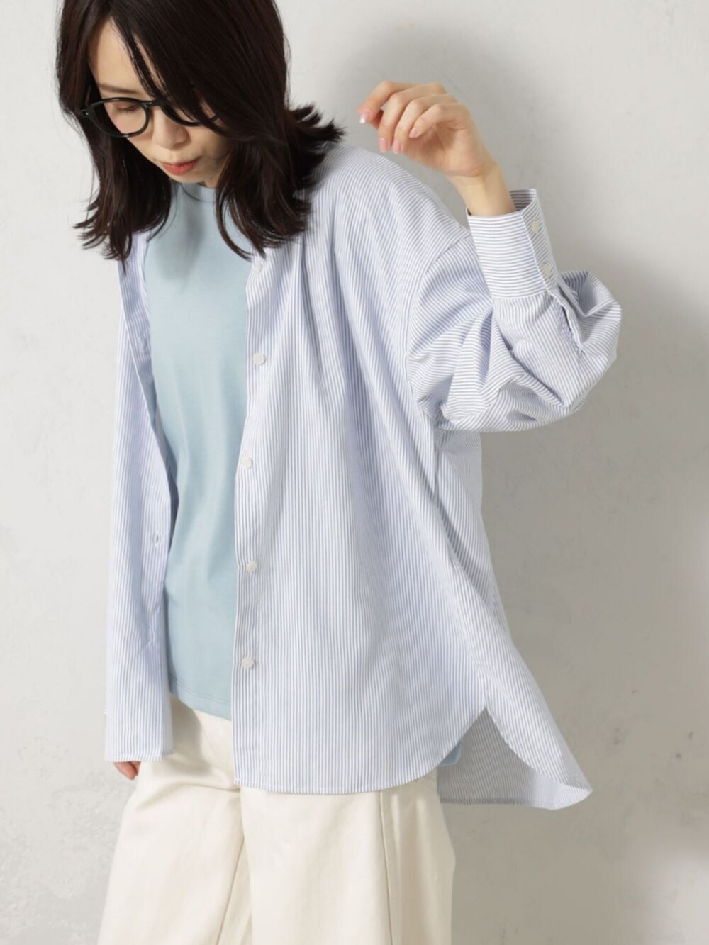 ブルー系のシャツ/ブラウスを着用したレディースの秋コーディネートの2枚目の写真