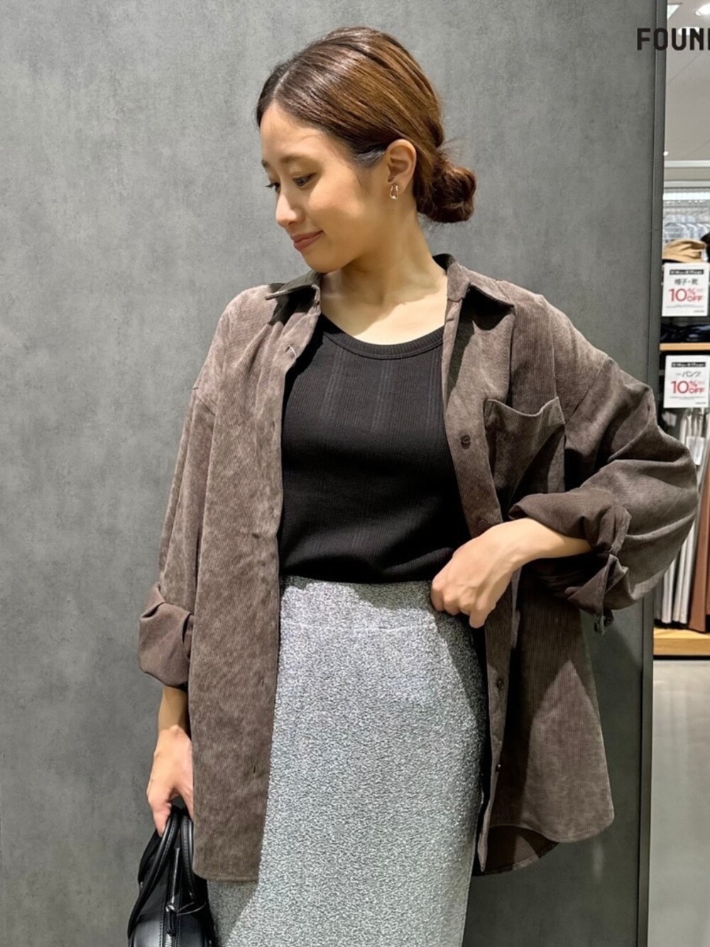 ブラウン系のシャツ/ブラウス、グレー系のスカートを着用したレディースの秋コーディネートの4枚目の写真