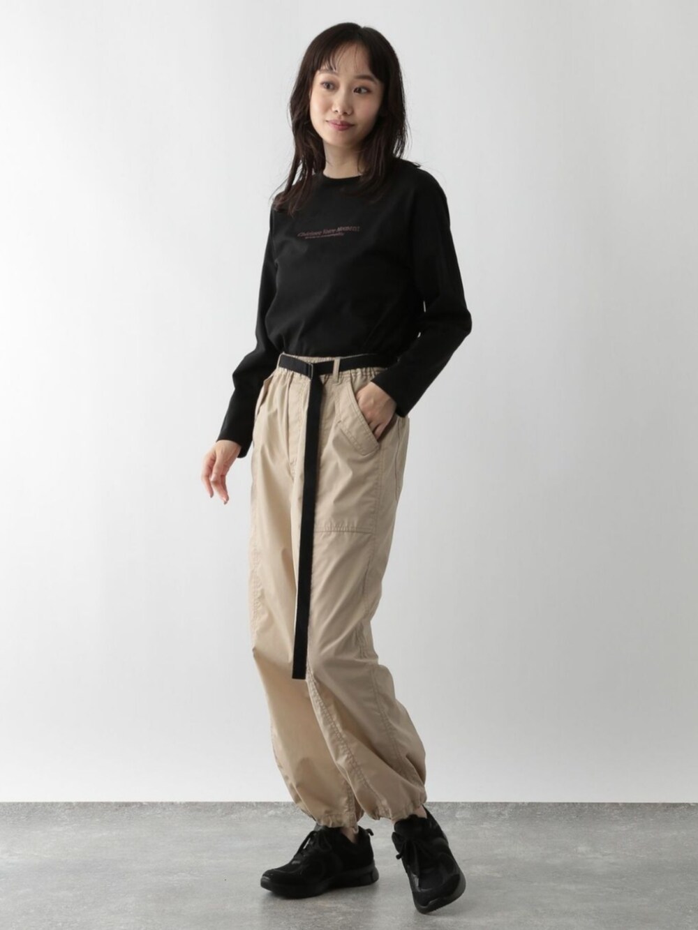 ブラック系のTシャツ/カットソーを着用したレディースの秋コーディネートの2枚目の写真