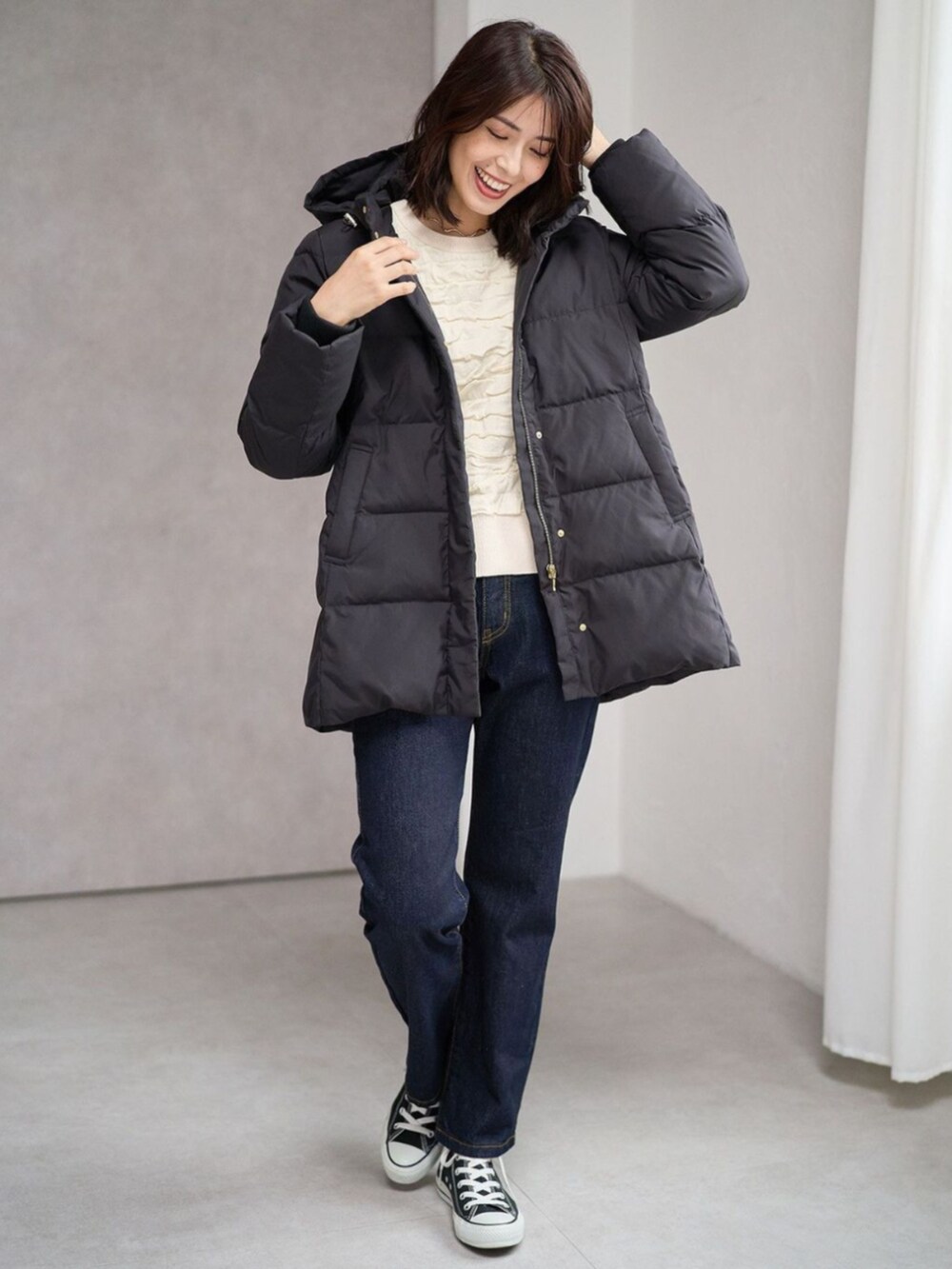 ベージュ系のニット/セーターを着用したレディースの冬コーディネートの2枚目の写真