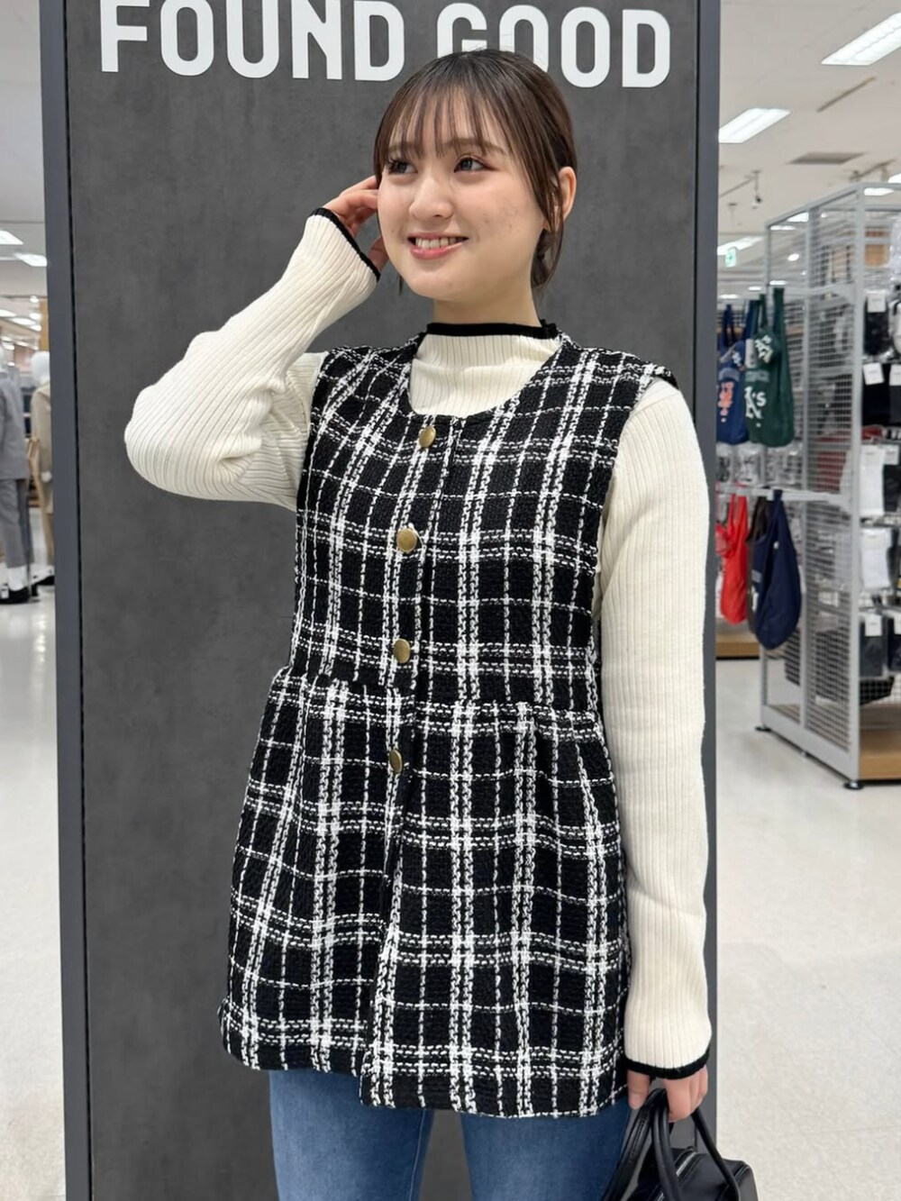 ベージュ系のニット/セーター、ブラック系のパンプス、ブラック系のベストを着用したレディースの冬コーディネートの2枚目の写真