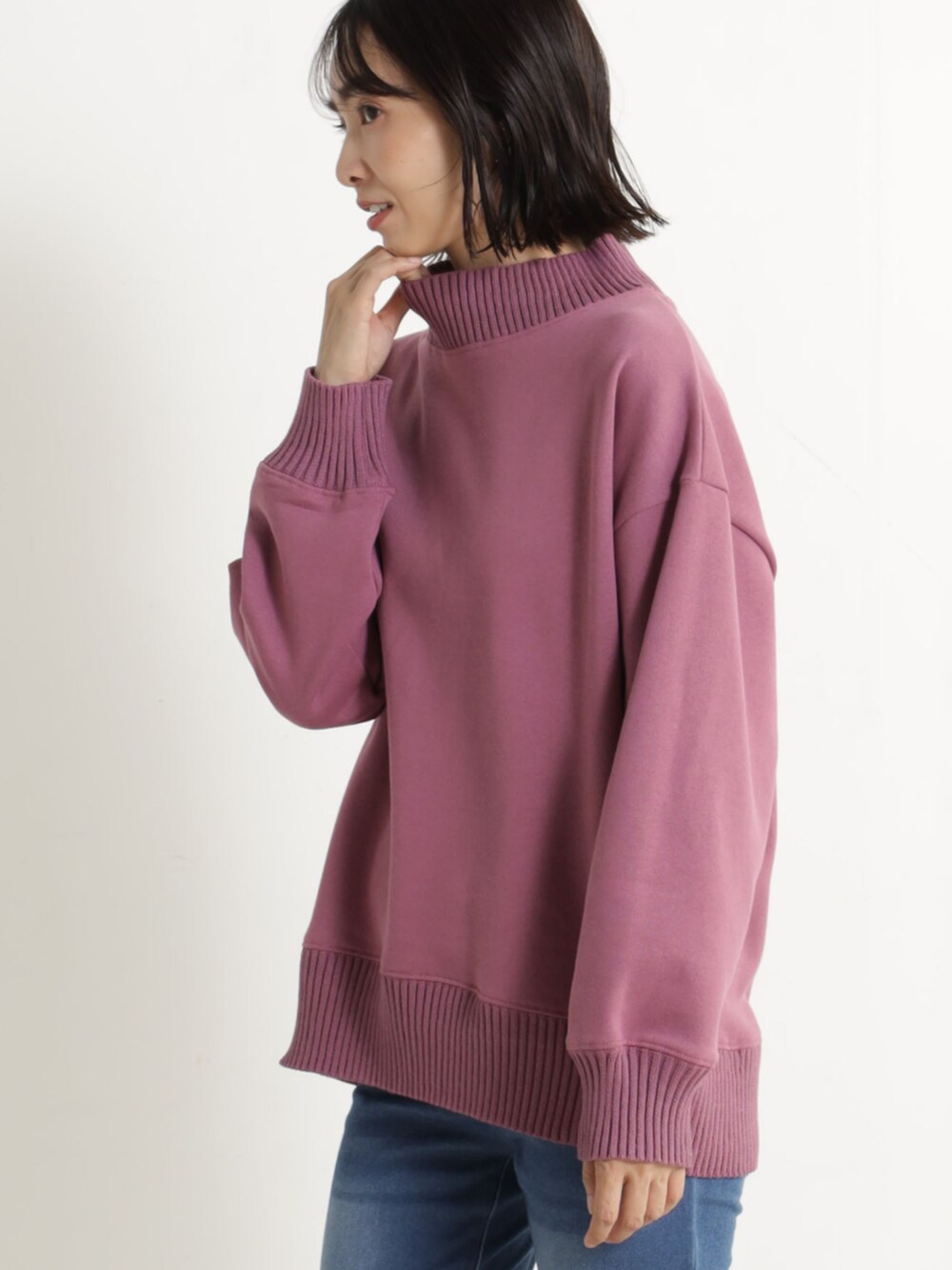 ブルー系のその他パンツ、ピンク系のTシャツ/カットソーを着用したレディースの冬コーディネートの4枚目の写真