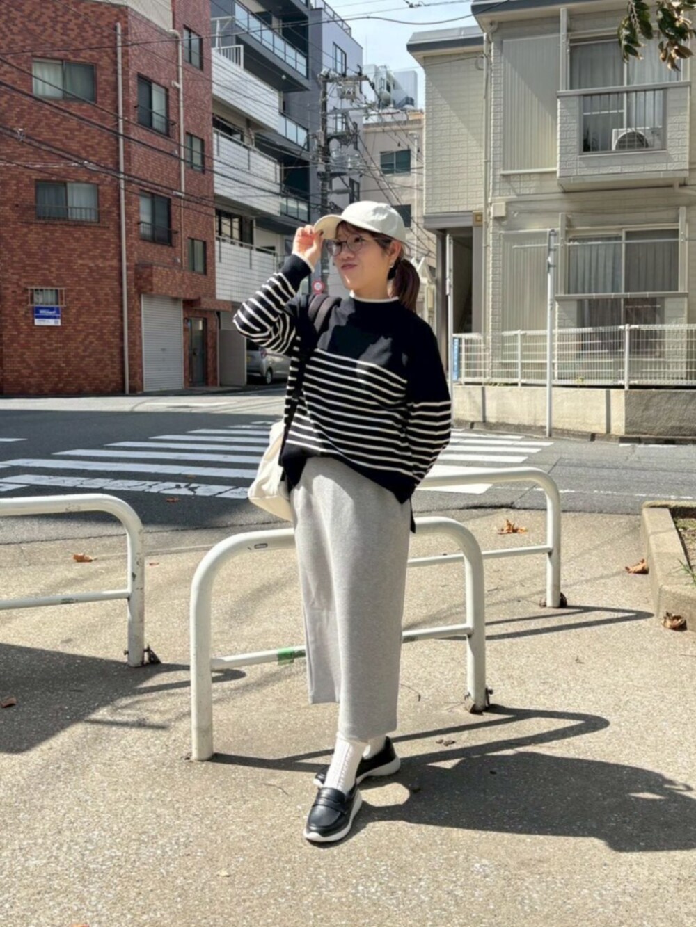 グレー系のニット/セーターを着用したレディースの秋コーディネートの2枚目の写真