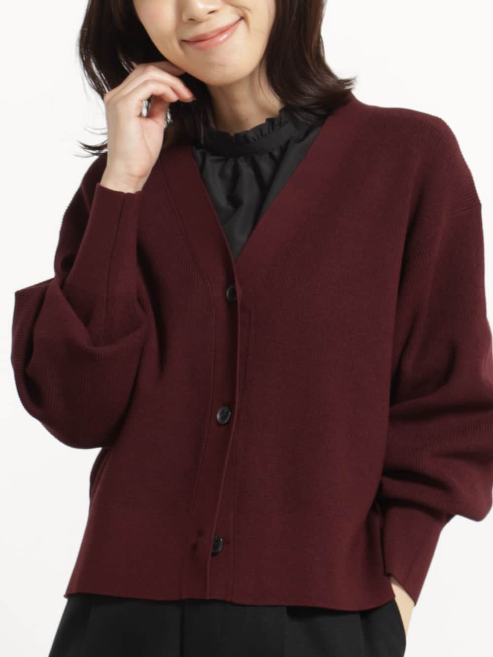 ブラック系のその他パンツ、レッド系のカーディガン/ボレロを着用したレディースの秋コーディネートの2枚目の写真