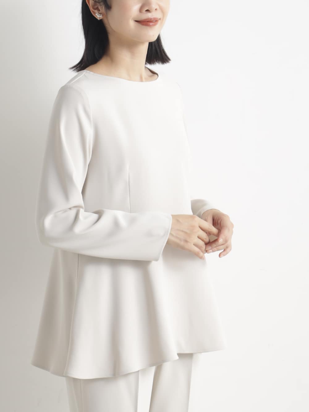 ベージュ系のシャツ/ブラウス、ブラック系のバッグを着用したレディースの春コーディネートの2枚目の写真