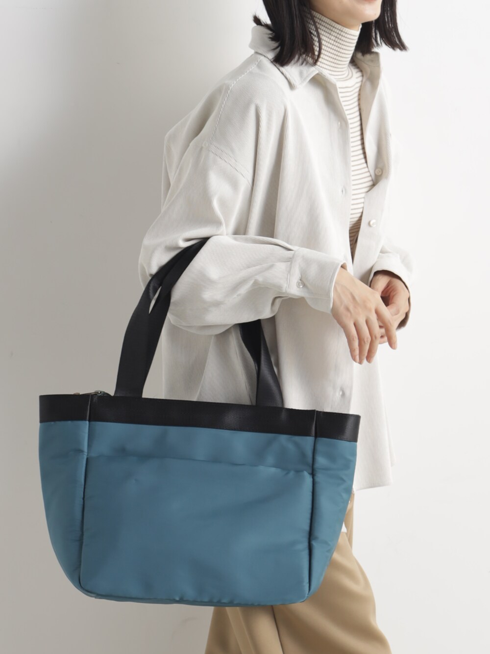 ベージュ系のシャツ/ブラウス、ブラウン系のニット/セーター、ブラウン系のその他パンツを着用したレディースの冬コーディネートの2枚目の写真