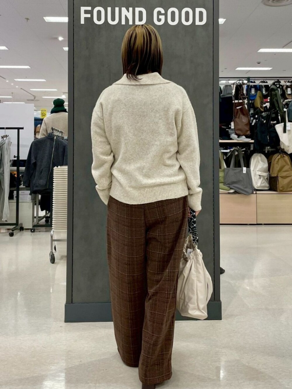 ベージュ系のニット/セーターを着用したレディースの冬コーディネートの3枚目の写真