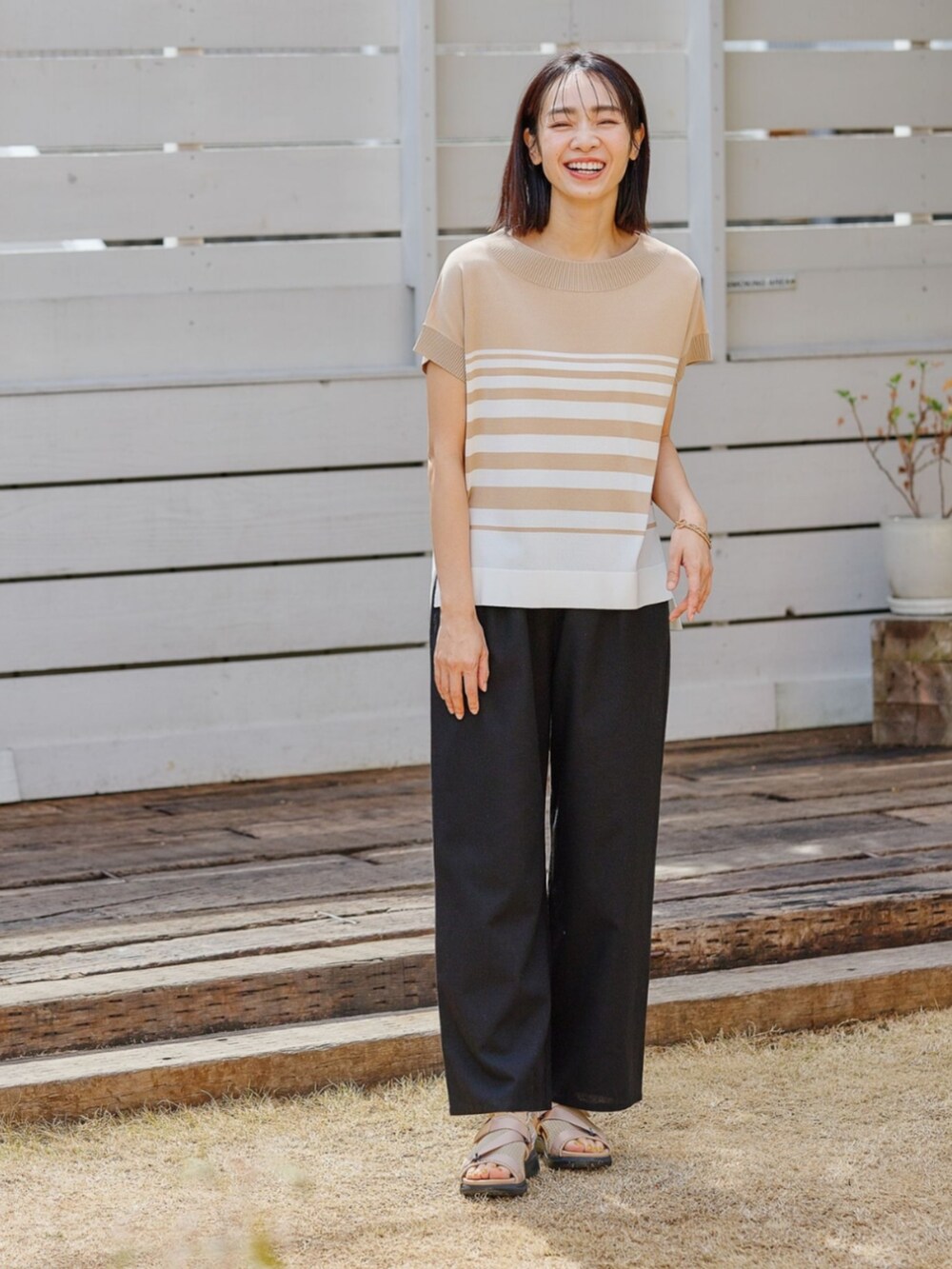 ブラウン系のニット/セーターを着用したレディースの夏コーディネートの3枚目の写真