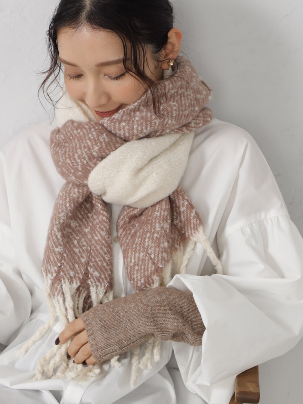 ホワイト系のシャツ/ブラウス、ベージュ系のマフラーを着用したレディースの秋コーディネートの2枚目の写真