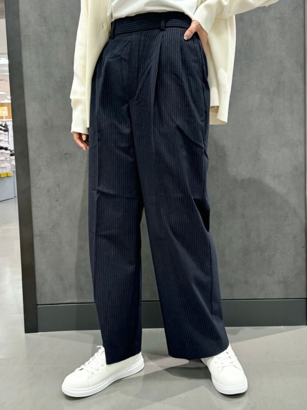 ホワイト系のカーディガン/ボレロ、ベージュ系のTシャツ/カットソー、ブラック系のその他パンツを着用したレディースの秋コーディネートの3枚目の写真