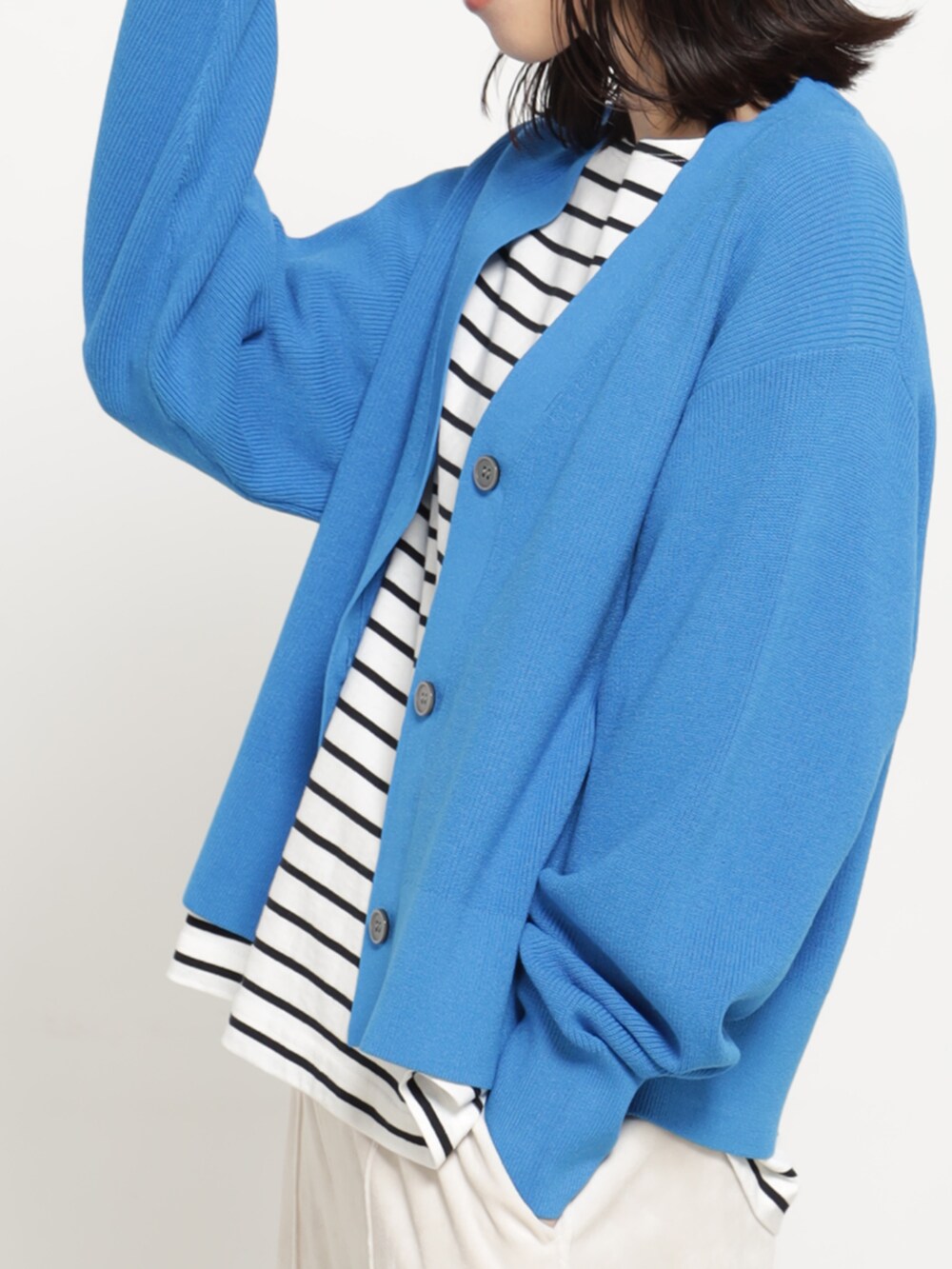 ベージュ系のその他パンツ、ブルー系のカーディガン/ボレロを着用したレディースの秋コーディネートの3枚目の写真