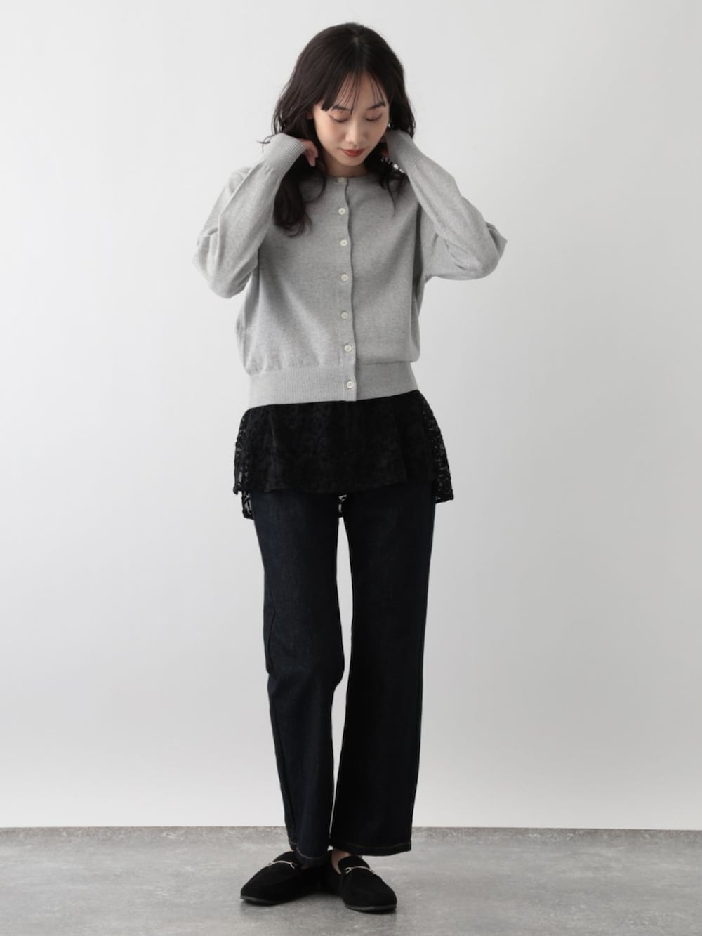 グレー系のカーディガン/ボレロを着用したレディースの秋コーディネートの2枚目の写真