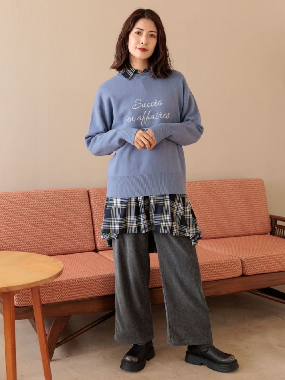 ブルー系のニット/セーターを着用したレディースの冬コーディネートの2枚目の写真