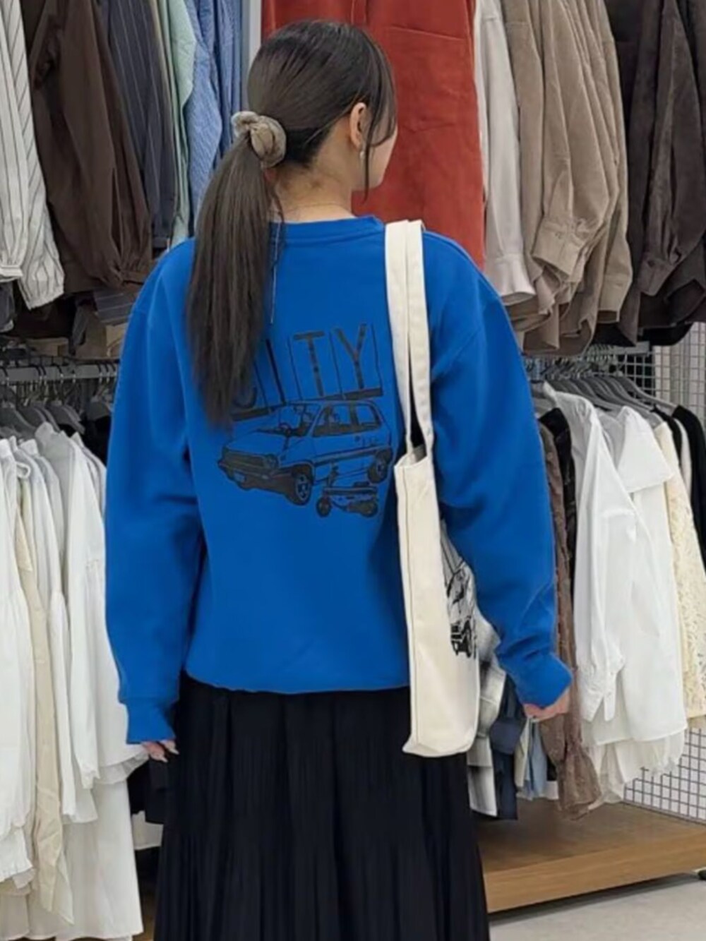 ブルー系のその他トップスを着用したレディースの春コーディネートの2枚目の写真