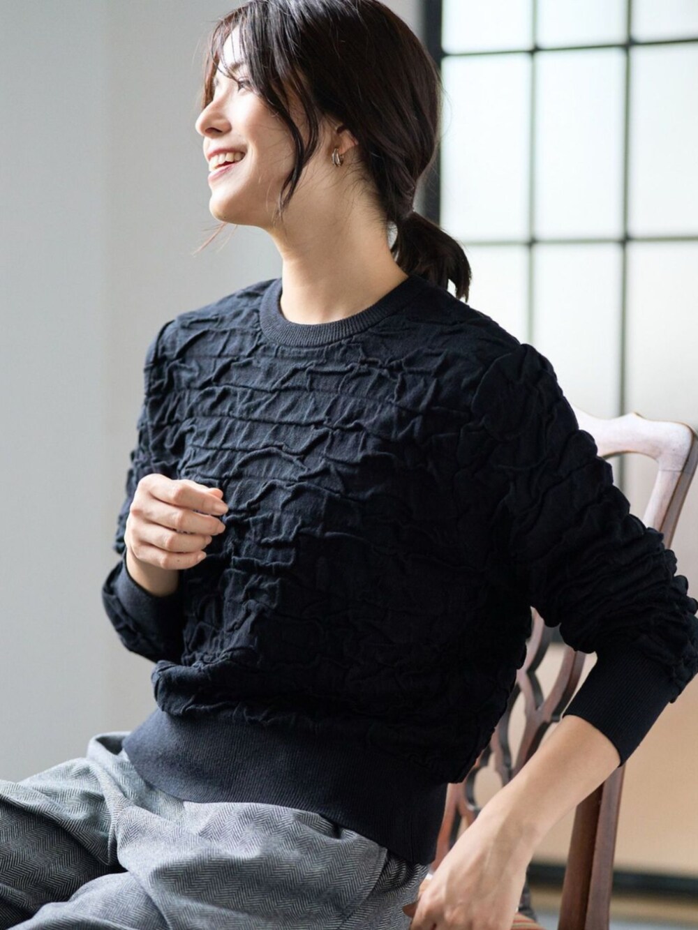 ベージュ系のニット/セーターを着用したレディースの冬コーディネートの2枚目の写真