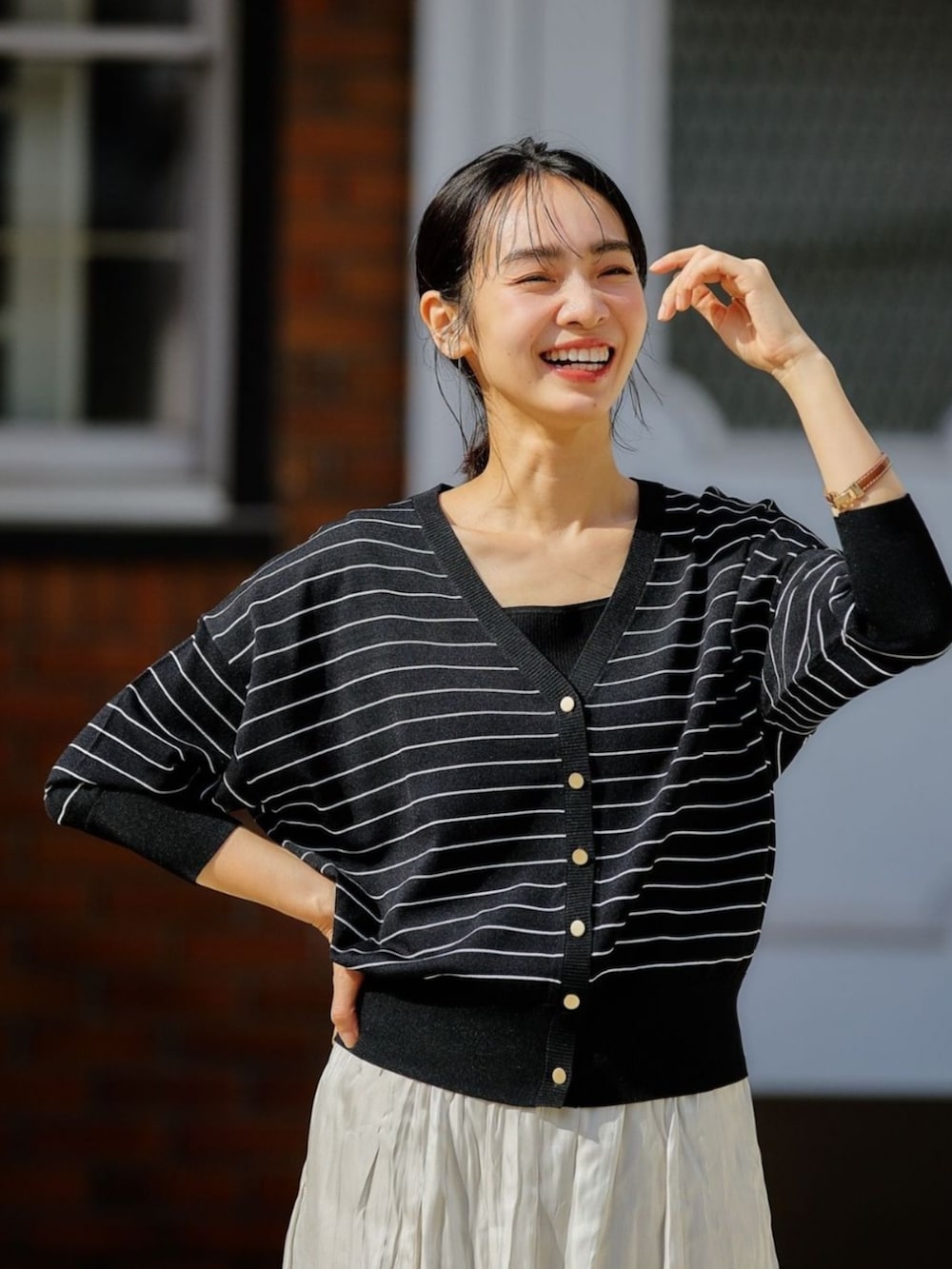 グレー系のニット/セーターを着用したレディースの春コーディネートの2枚目の写真