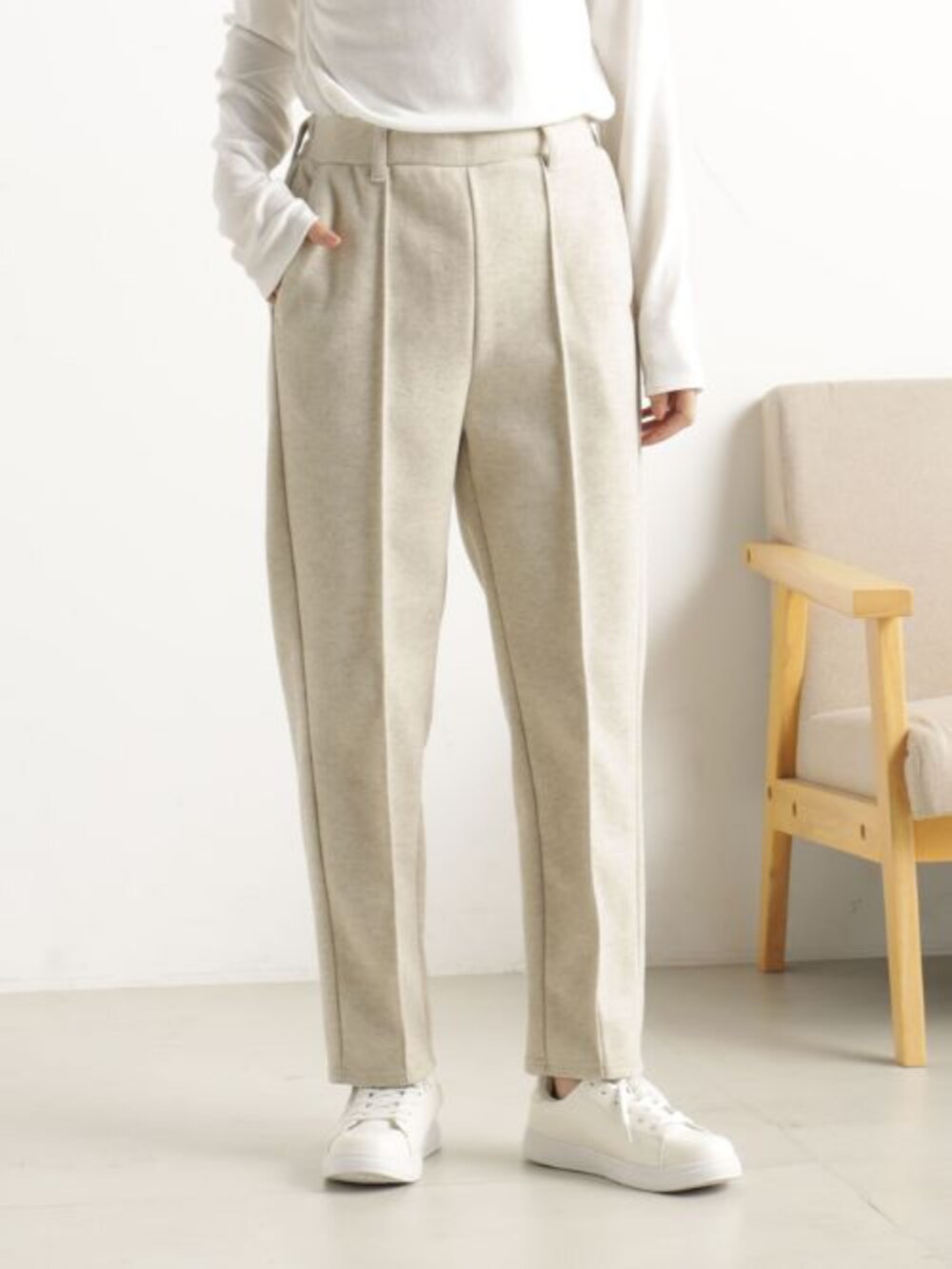 ベージュ系のニット/セーター、ベージュ系のその他パンツを着用したレディースの冬コーディネートの4枚目の写真