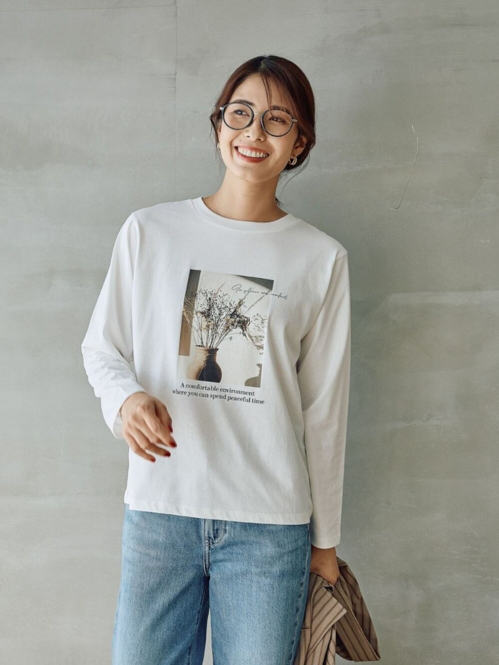 ホワイト系のTシャツ/カットソーを着用したレディースの秋コーディネートの3枚目の写真