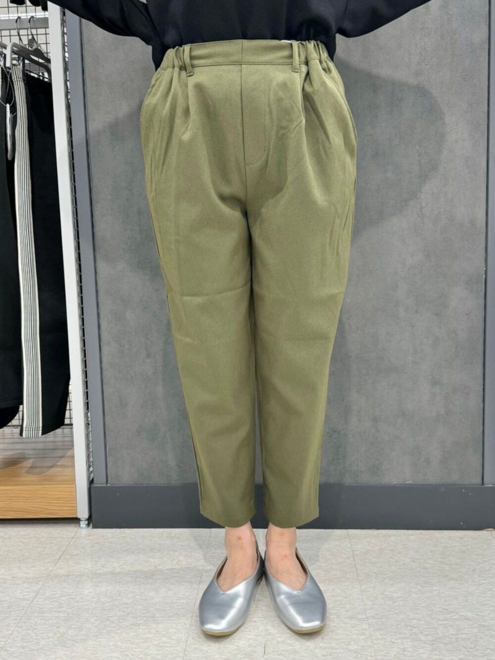 ブラック系のニット/セーター、グリーン系のその他パンツ、グレー系のパンプスを着用したレディースの秋コーディネートの2枚目の写真