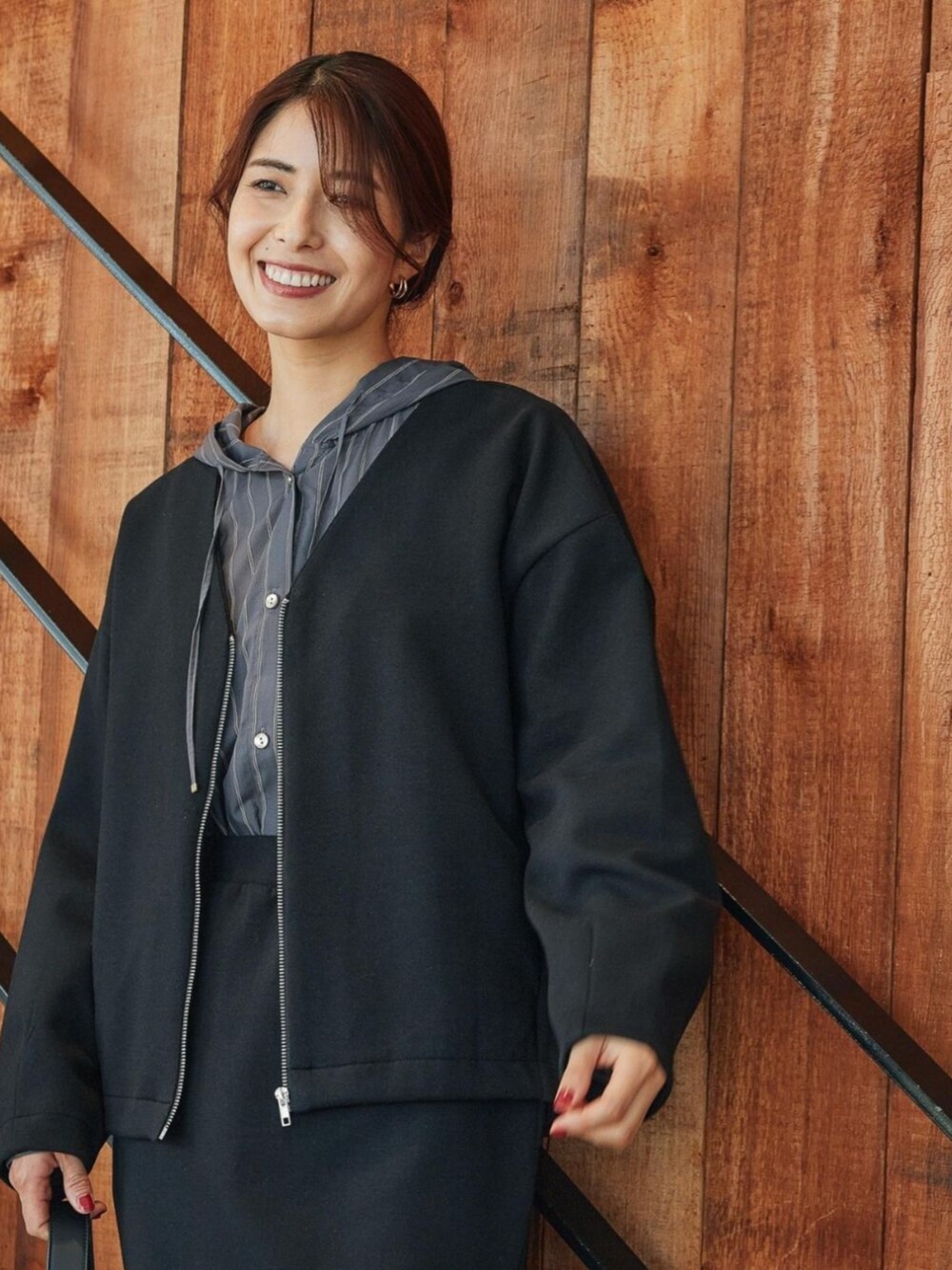 ブラック系のブルゾンを着用したレディースの秋コーディネートの2枚目の写真