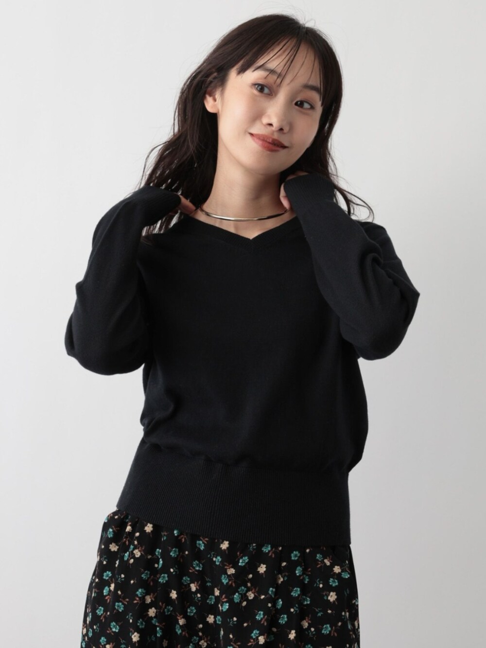 ブラック系のニット/セーターを着用したレディースの秋コーディネートの2枚目の写真