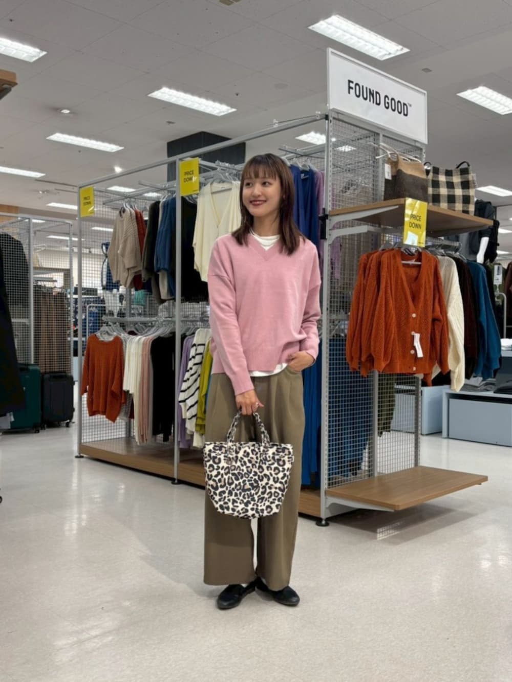 ピンク系のニット/セーターを着用したレディースの秋コーディネートの2枚目の写真