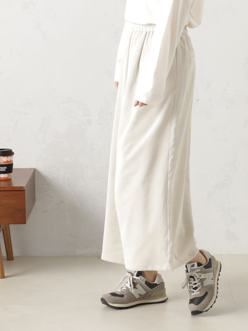 ブルー系のカーディガン/ボレロ、ベージュ系のその他パンツを着用したレディースの冬コーディネートの4枚目の写真