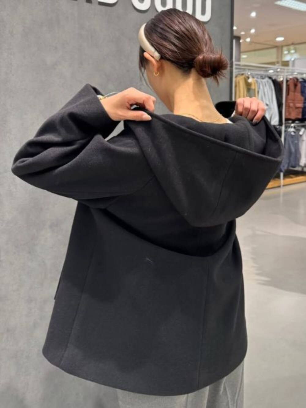 ブラック系のその他アウター、ベージュ系のカーディガン/ボレロを着用したレディースの冬コーディネートの3枚目の写真