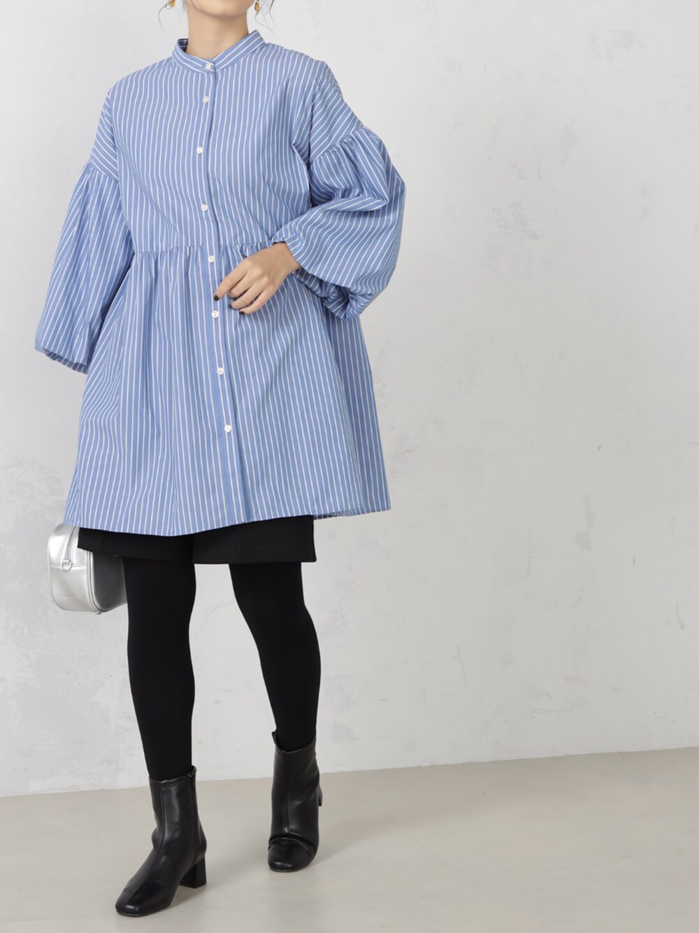 ブルー系のシャツ/ブラウスを着用したレディースの秋コーディネートの2枚目の写真