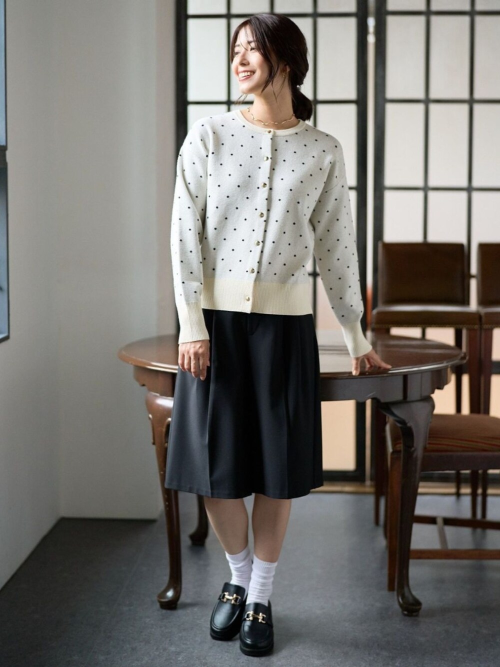 ベージュ系のカーディガン/ボレロを着用したレディースの冬コーディネートの2枚目の写真