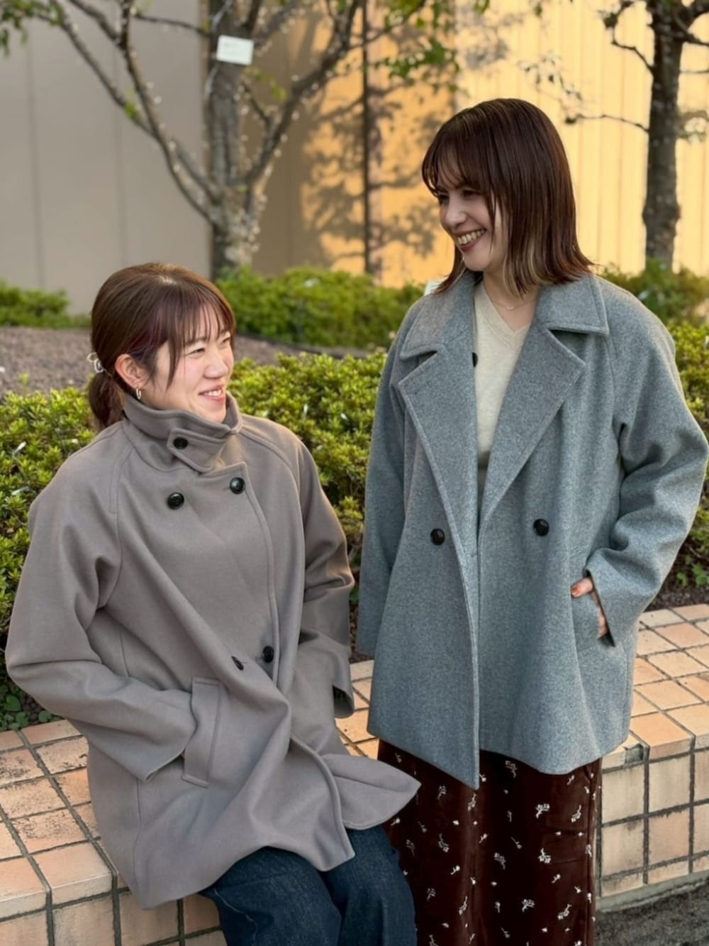 グレー系のその他アウターを着用したレディースの冬コーディネートの2枚目の写真