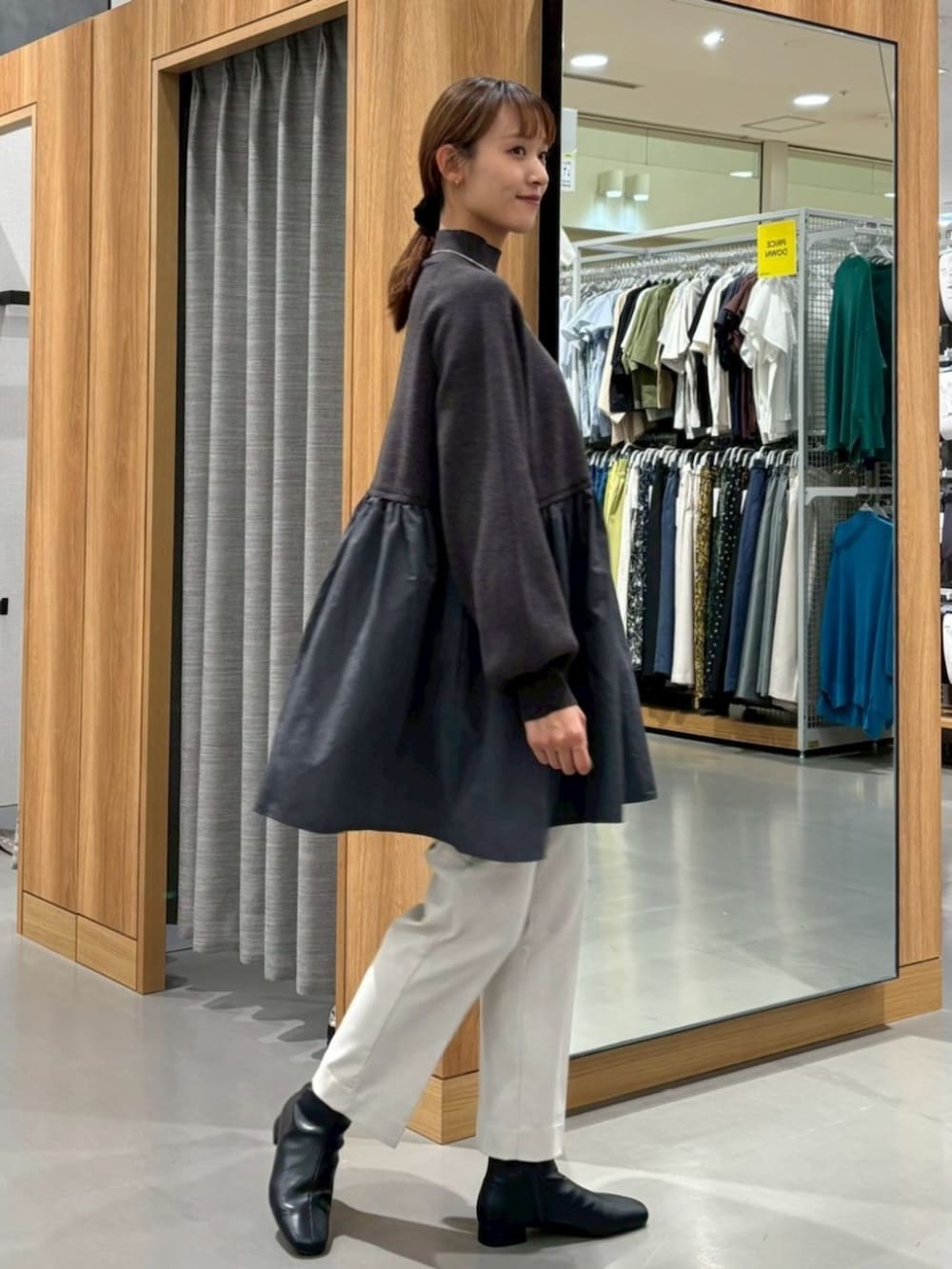 ブラック系のその他トップスを着用したレディースの冬コーディネートの2枚目の写真