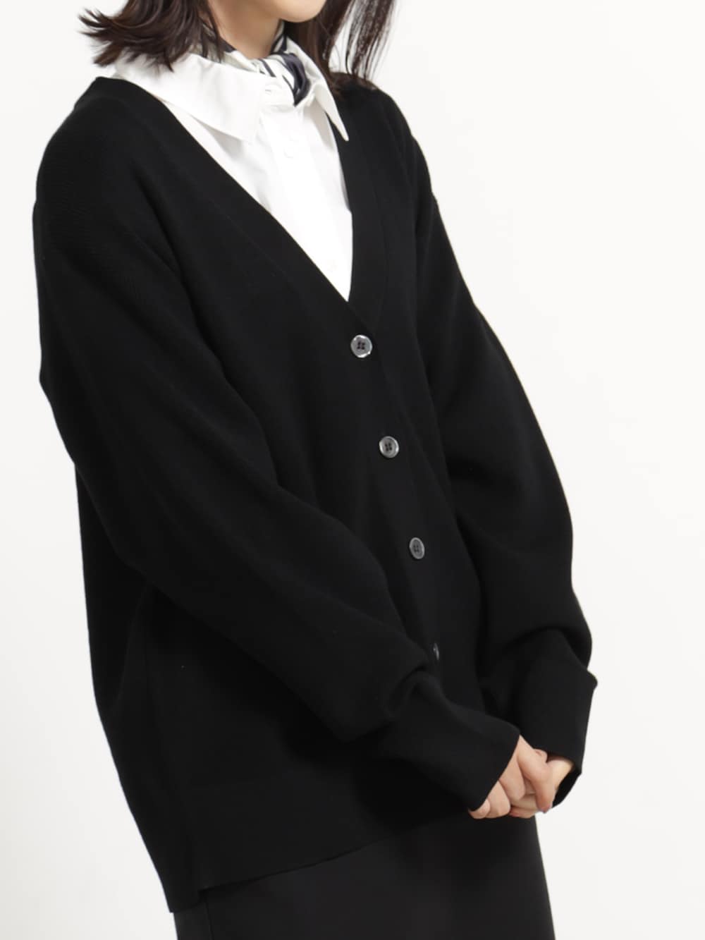 ブラック系のブーツ、ブラック系のスカート、ブラック系のカーディガン/ボレロを着用したレディースの秋コーディネートの2枚目の写真