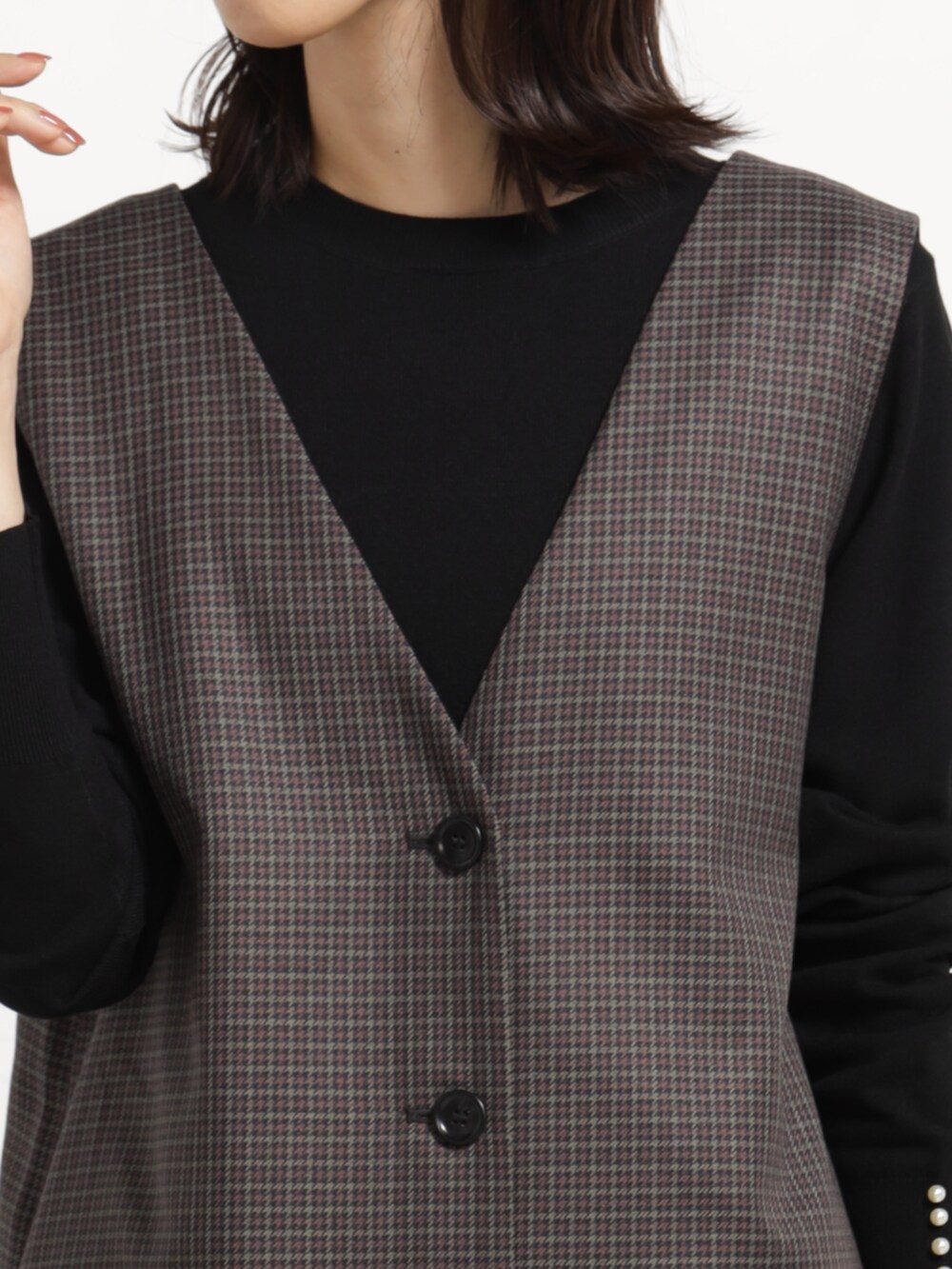 ブラック系のブーツ、ブラウン系のワンピース、ブラック系のニット/セーターを着用したレディースの秋コーディネートの2枚目の写真