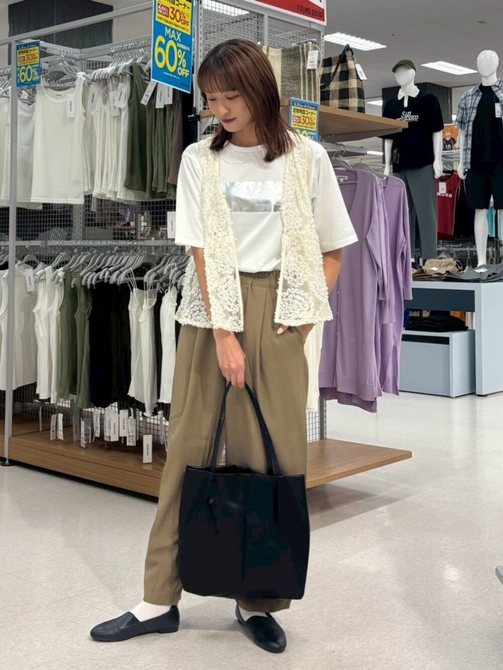 ベージュ系のその他パンツを着用したレディースの秋コーディネートの3枚目の写真