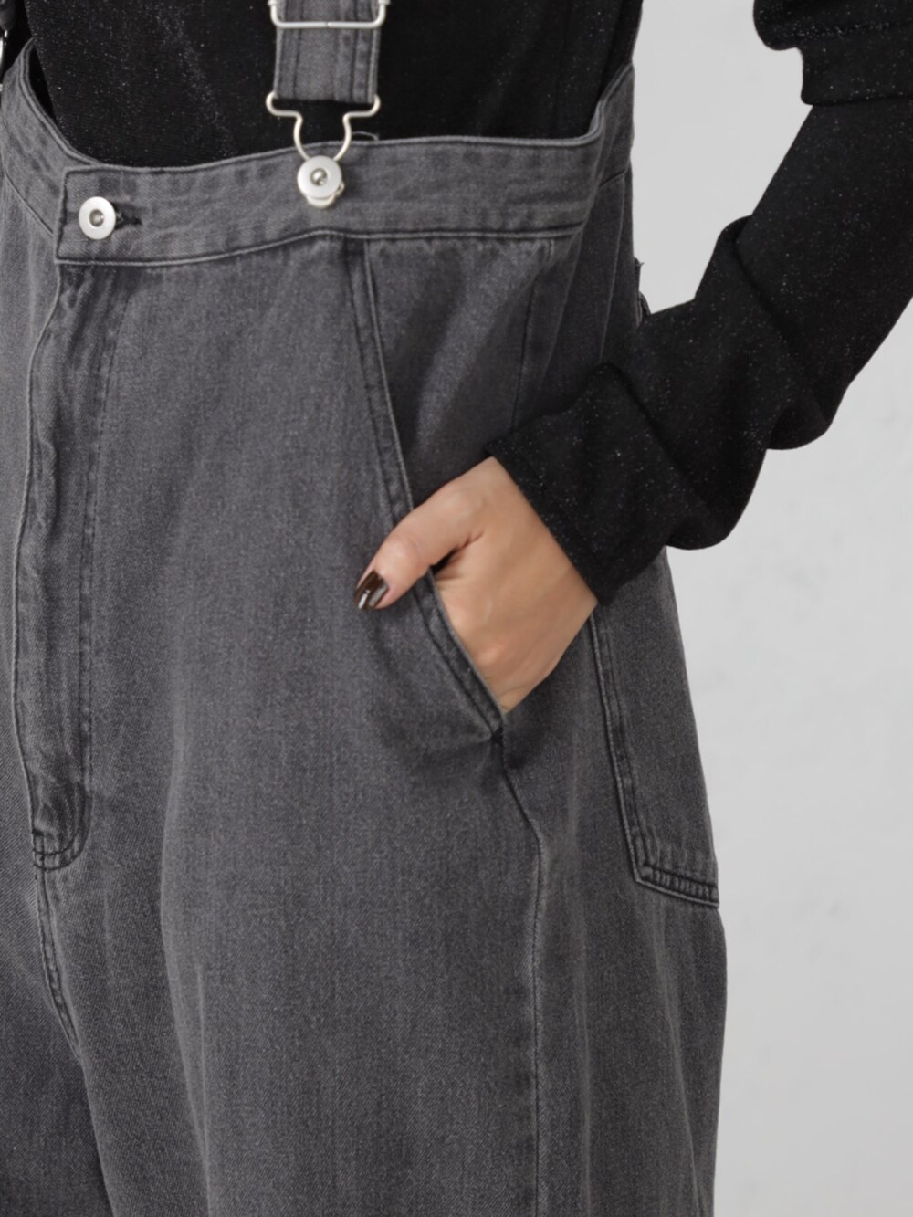 グレー系のサロペット/オーバーオール、ブラウン系のハットを着用したレディースの秋コーディネートの3枚目の写真