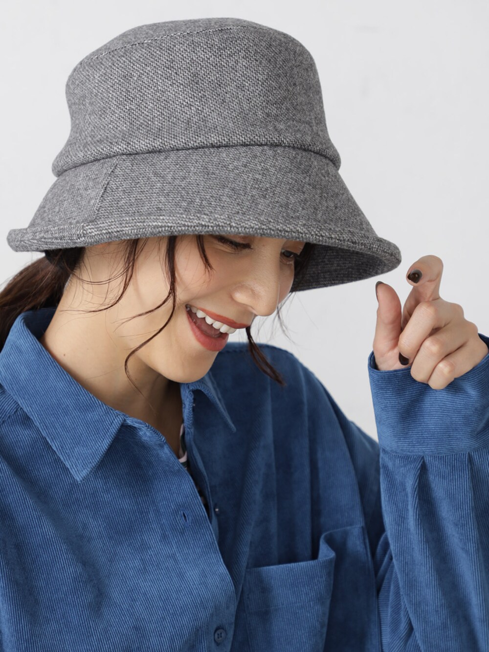 ブルー系のシャツ/ブラウス、グレー系のハットを着用したレディースの秋コーディネートの2枚目の写真