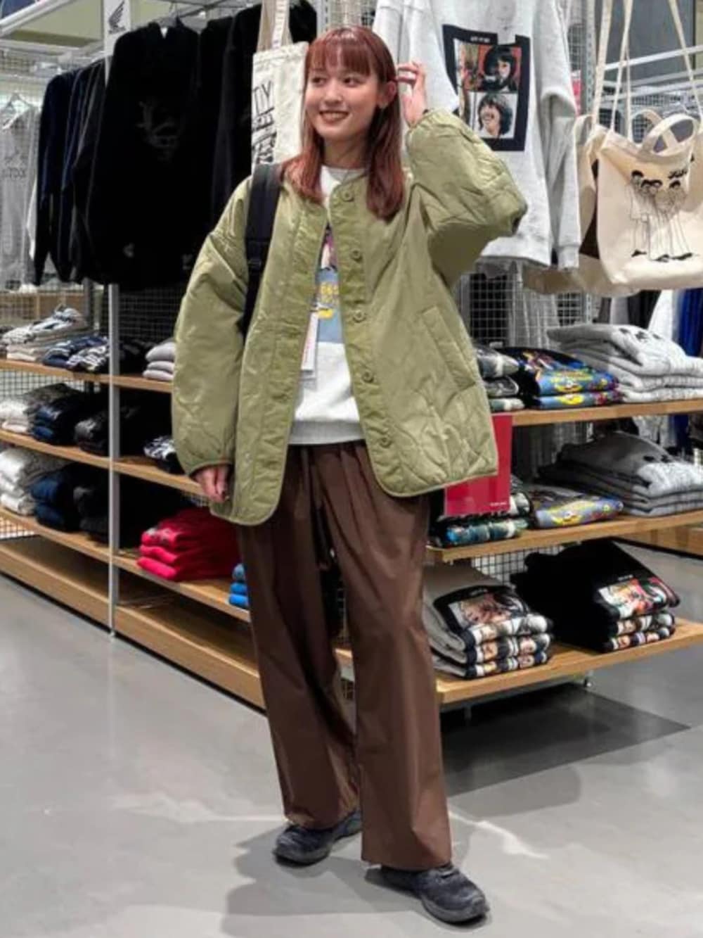 ブラウン系のその他パンツ、ホワイト系のその他トップスを着用したレディースの冬コーディネートの2枚目の写真