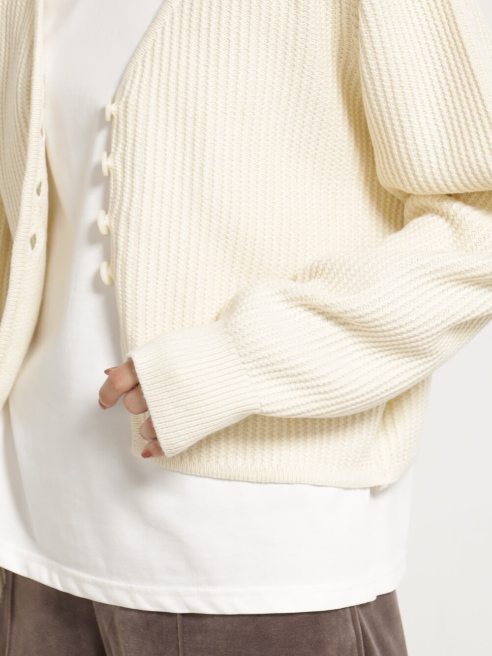 ブラウン系のその他パンツ、ベージュ系のカーディガン/ボレロを着用したレディースの秋コーディネートの4枚目の写真