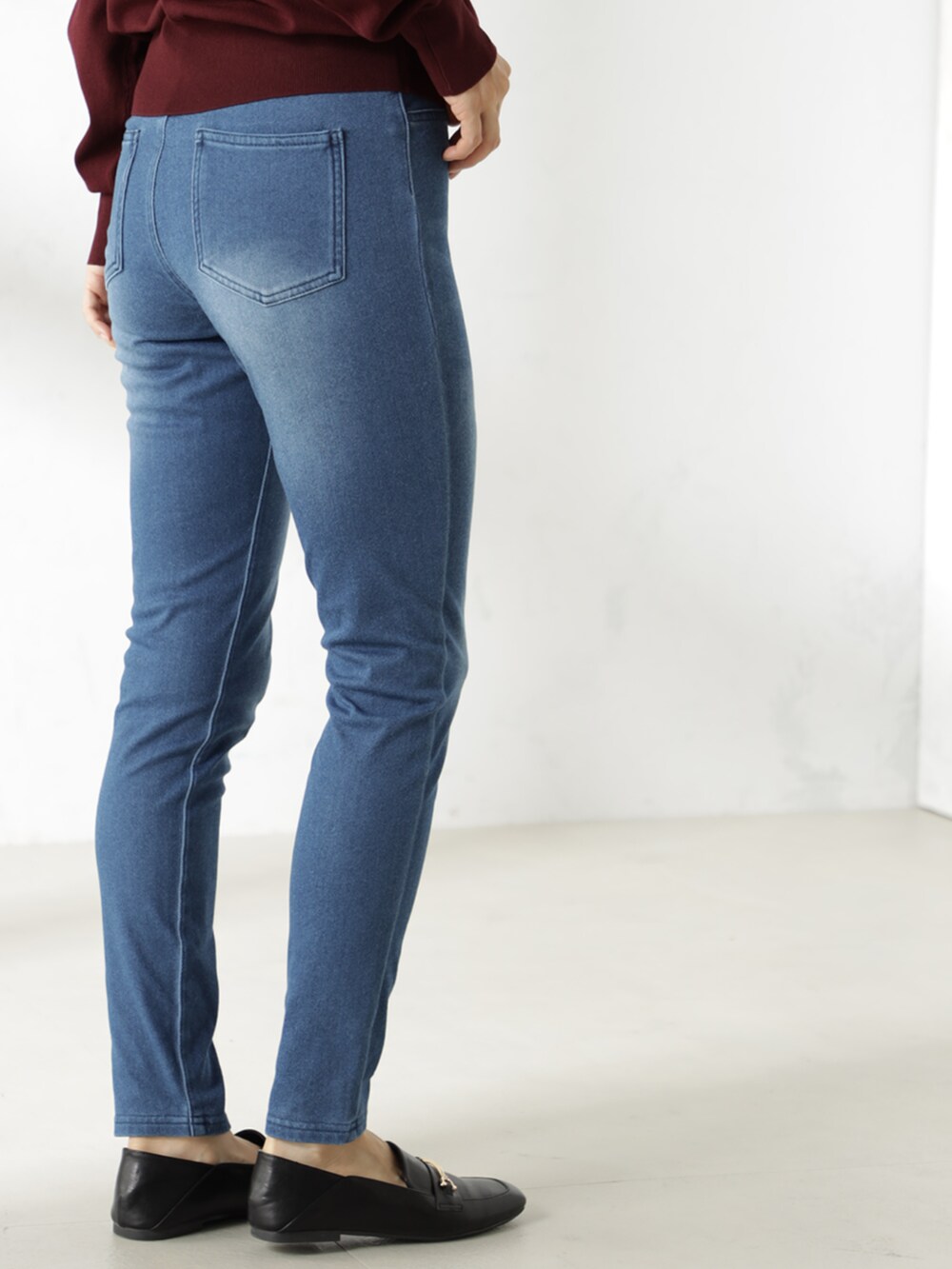 ブラック系のローファー、ブラック系のショルダーバッグ、ブラウン系のテーラードジャケットを着用したレディースの冬コーディネートの4枚目の写真