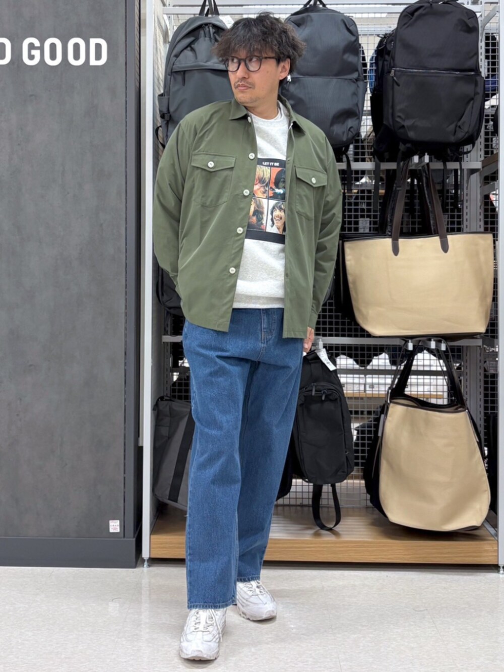 ブルー系のその他パンツ、ホワイト系のその他トップスを着用したメンズの冬コーディネートの2枚目の写真