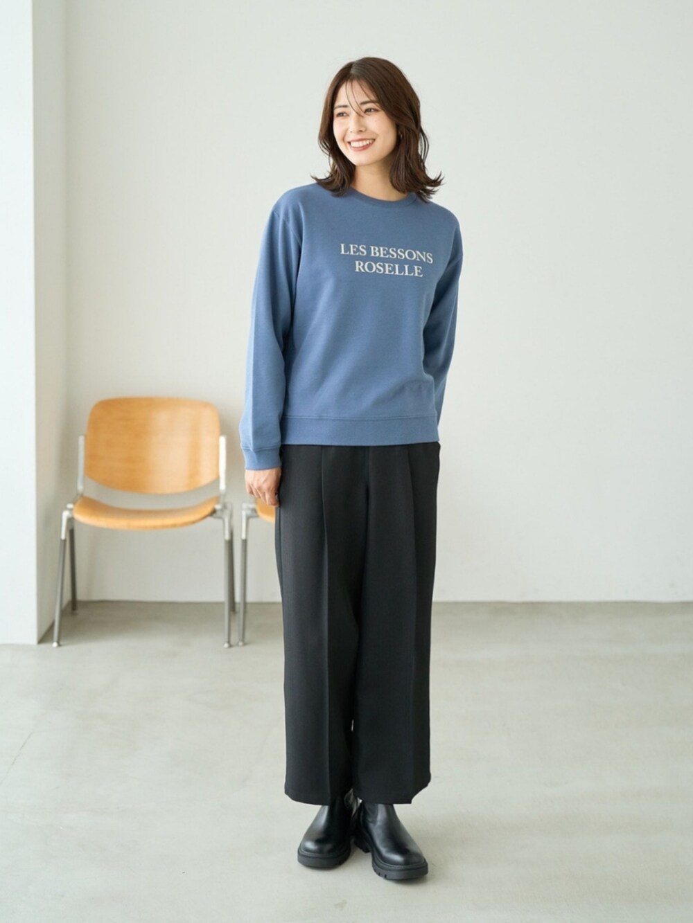 ブルー系のその他トップスを着用したレディースの秋コーディネートの2枚目の写真