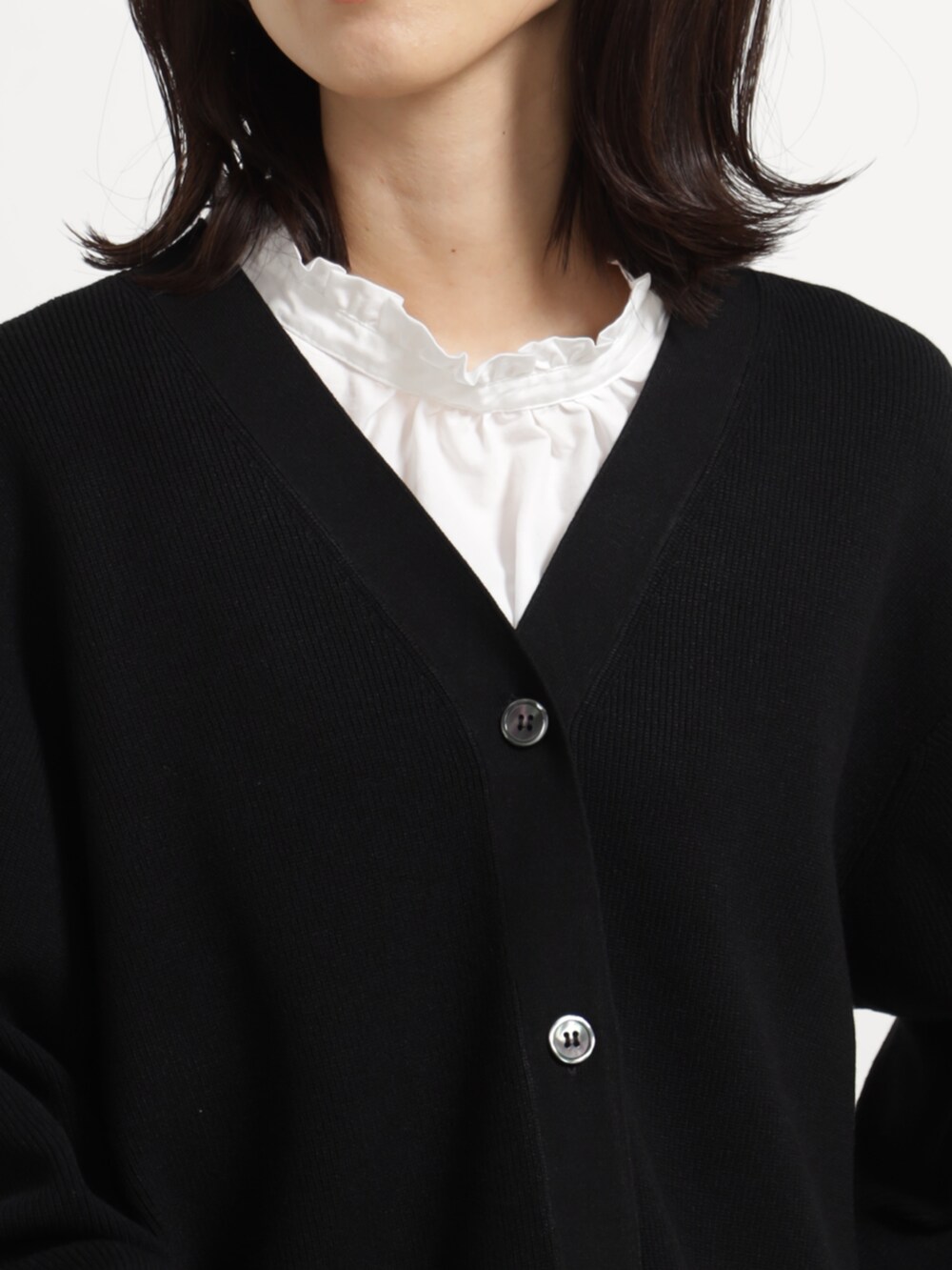 ブラウン系のスカート、ブラック系のカーディガン/ボレロを着用したレディースの秋コーディネートの3枚目の写真