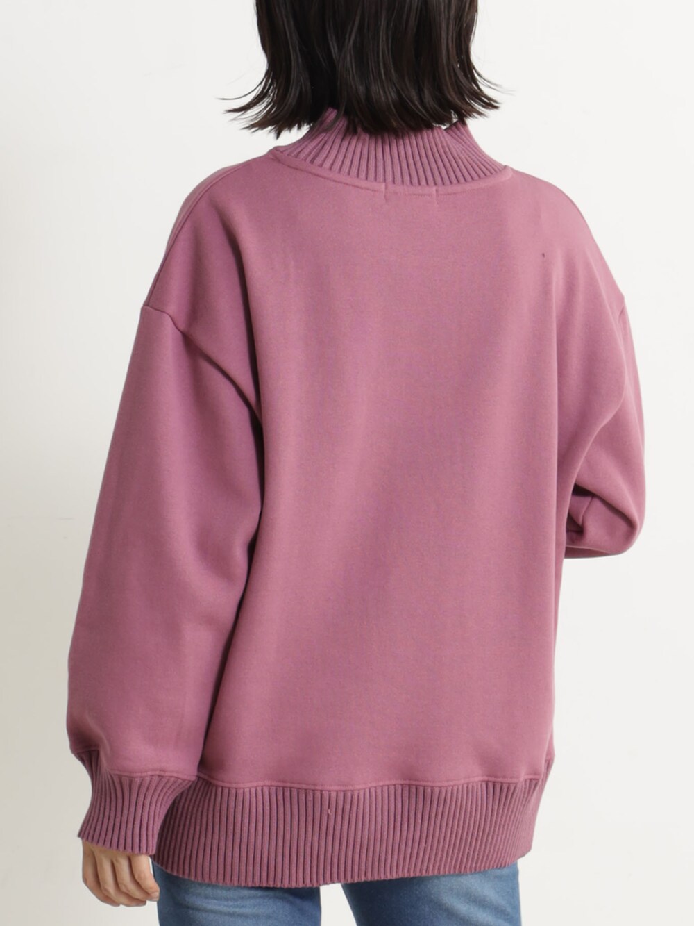 ピンク系のTシャツ/カットソー、ブルー系のその他パンツを着用したレディースの冬コーディネートの3枚目の写真