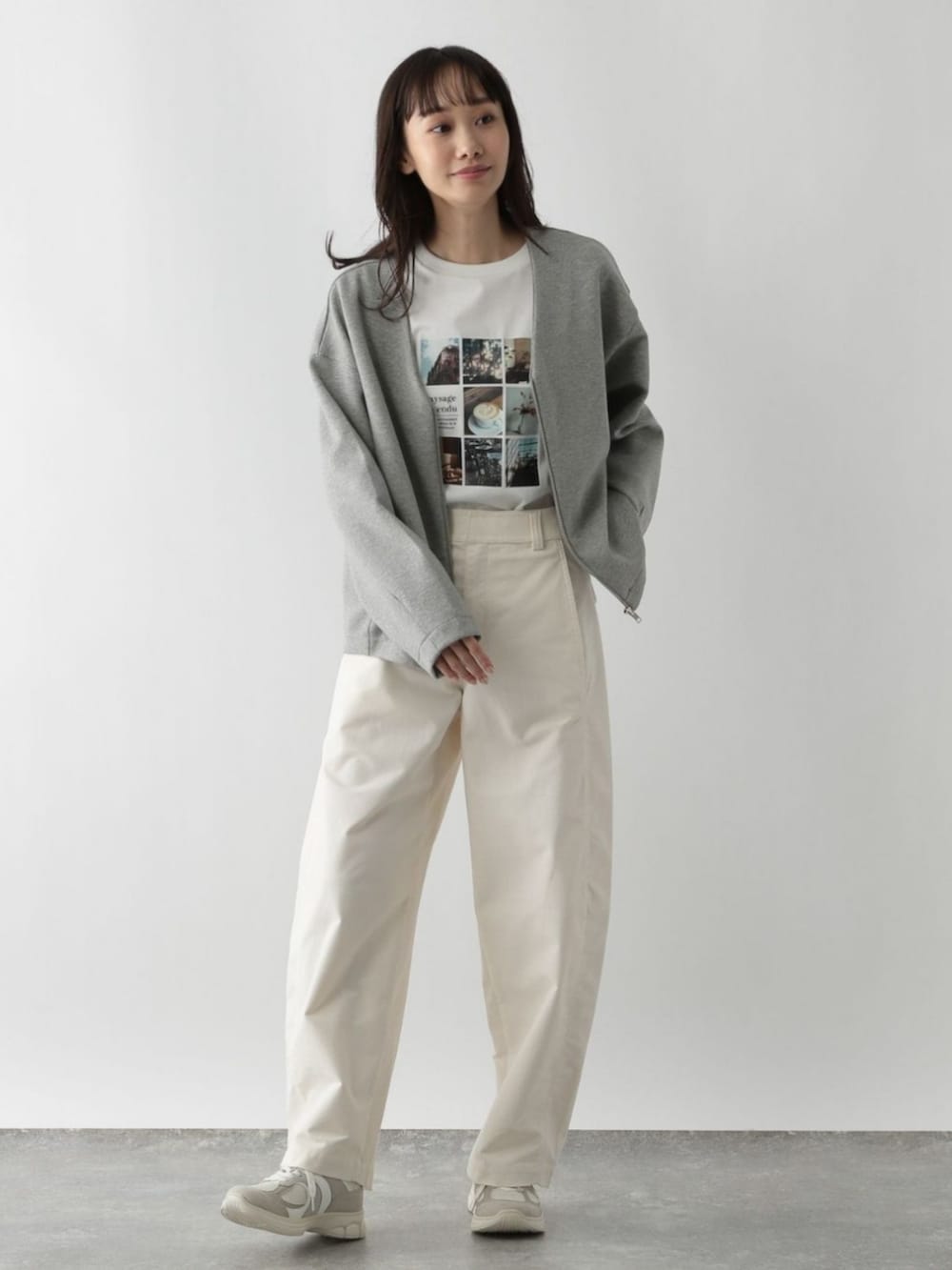 グレー系のブルゾンを着用したレディースの秋コーディネートの2枚目の写真